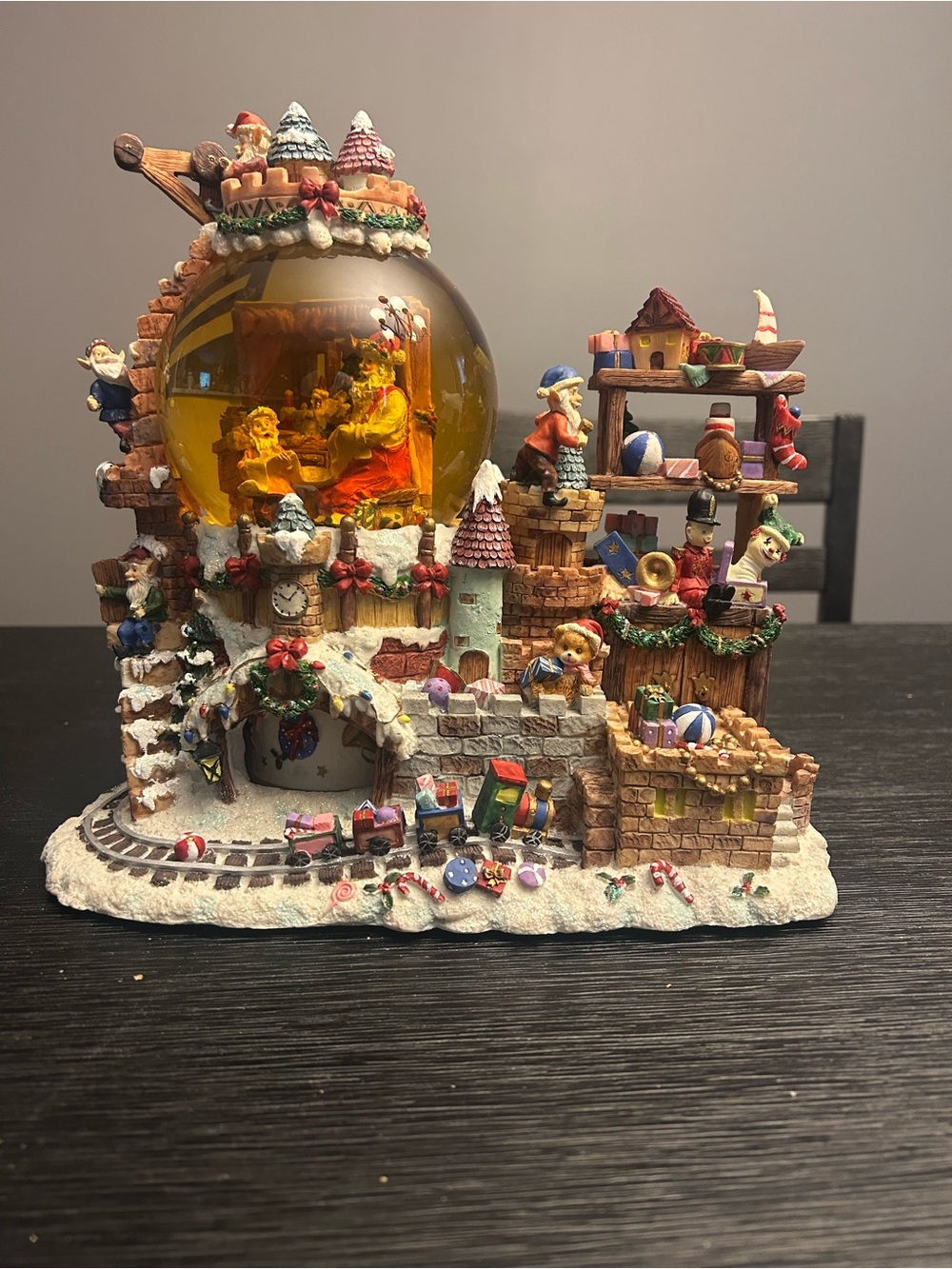 Grandeur Noel 2000 Musical Waterglobe Santa's Workshop Christmas Elves